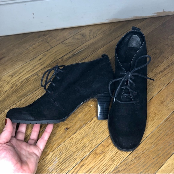 Aerosoles sz 8 black suede booties with a heel and laces. - Picture 1 of 4